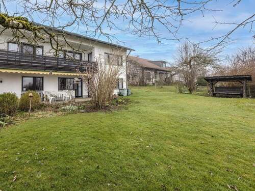 Hausansicht mit Garten - 9 Zimmer Mehrfamilienhaus, Wohnhaus zum Kaufen in Altomünster