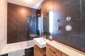 Badezimmer mit Badewanne - 