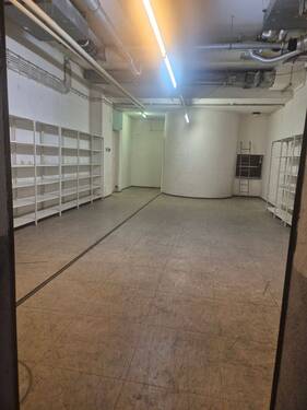 Blick von der Tiefgarage.jpg - Halle zur Miete in Leverkusen