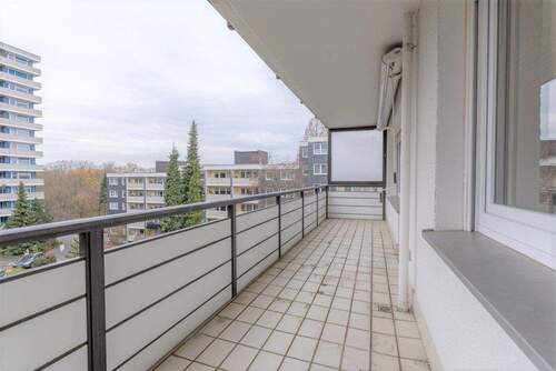 Der ca. 12m² große überdachte Balkon - 
