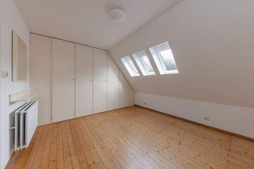 Schlafzimmer mit Einbauschrank in der Einliegerwohnung - 