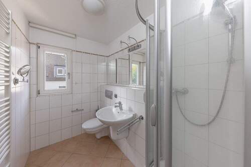 Duschbad mit Fenster in der Einliegerwohnung - 