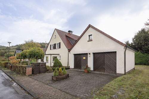 Hausansicht - Platz für Wohnen, Arbeiten und Generationen: Freistehendes Zweifamilienhaus mit Doppelgarage