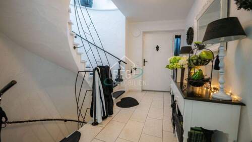 Treppenhaus EG - Mehrfamilienhaus, Wohnhaus mit 270,00 m&sup2; in Remshalden zum Kaufen