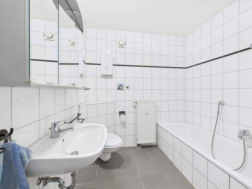 Bad mit Dusche und Badewanne - 