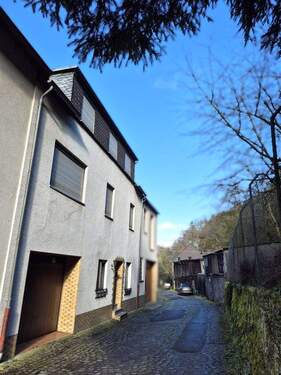 Straßenansicht - Trarbach: Solides Reihenmittelhaus mit Garage in ruhiger Ortsrandlage