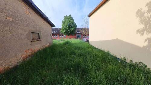 Einfahrt zur Straße - 1 Zimmer Doppelhaushälfte in Priborn