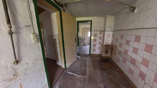 Flur EG zur Küche & BAd - 