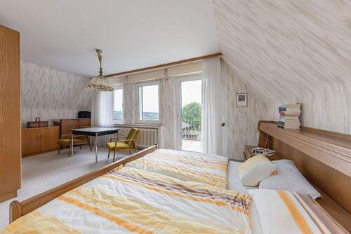 großzügiges Schlafzimmer mit Balkon - 