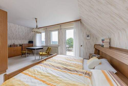 großzügiges Schlafzimmer mit Balkon - 