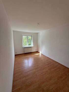 PHOTO-2025-07-07-16-48-55_2 - Großzügige 2-Zimmer mit Laminat und Wannenbad zum Toppreis in ruhiger Lage!