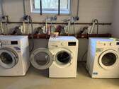 Waschraum mit drei Maschinen - 