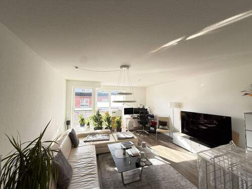 Helles Wohnzimmer mit Sofa - 2 Zimmer Etagenwohnung zum Kaufen in Winsen (Luhe)