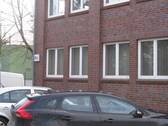 Fassade mit Parkplätzen - 