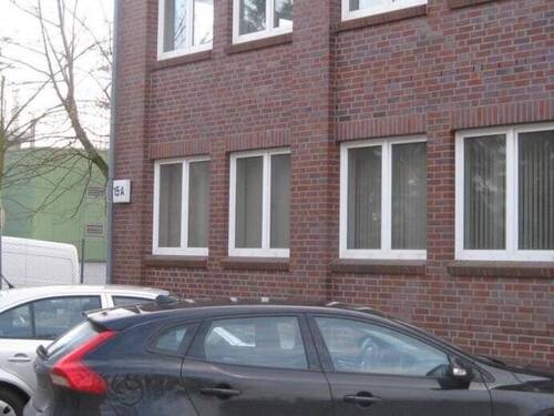 Fassade mit Parkplätzen - 