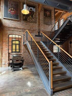 Historische Maschinen und Treppenaufgang - Kreatives Loft-Büro mit Dachterrasse in der historischen Alten Pianofabrik