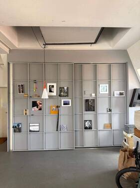 Verschiebbares Regal mit Stauraum - 