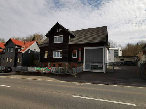 Außenansicht mit Zufahrt - 