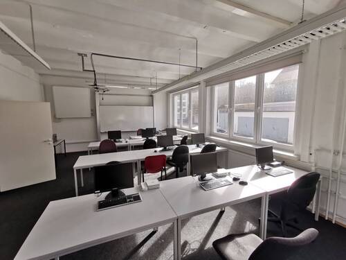 Arbeitsplätze mit Netzwerk und Elektro - 