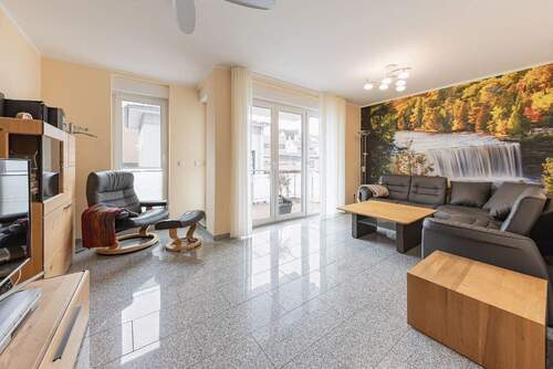 Wohnbereich mit Zugang zum Balkon - 3 Zimmer Etagenwohnung in Hagen