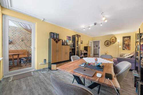 Wohnzimmer mit Blick auf den Balkon - 