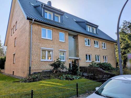 Hausfront - Attraktive 3-Zimmer-Wohnung mit Blick in die Natur in Hamburg-Rahlstedt