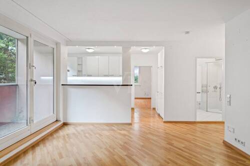 Blick vom Wohnzimmer in Richtung Küche - 