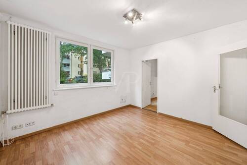 Schlafzimmer mit Tür zum angrenzenden kleineren Zimmer - 