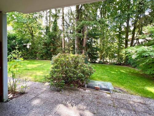 Blick auf Terrasse und Garten - 