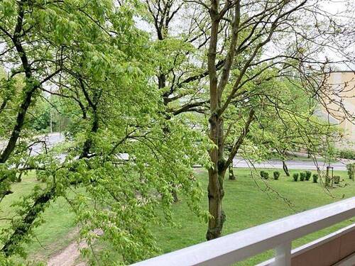 Balkonblick - Etagenwohnung mit 39,30 m&sup2; in Hermsdorf zur Miete