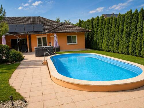 Garten mit Pool und Whirlpool - 
