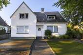 Frontansicht - Von Privat. Ein Juwel vor den Toren Hamburgs. Ihr neues EinZweifamilienhaus in Norderstedt.