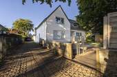 Haus mit Auffahrt zum Carport - 6 Zimmer Einfamilienhaus in Norderstedt