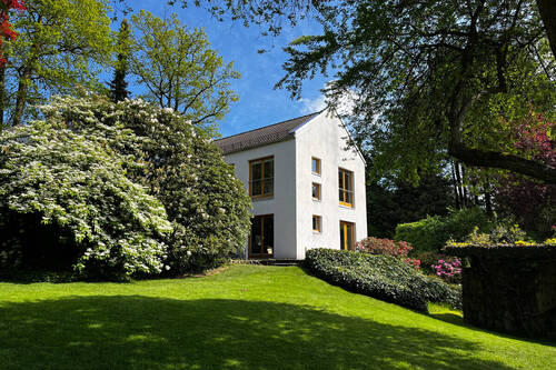 Bild 1 - Architektonisches Unikat in Bendestorf auf traumhaftem Grundstück