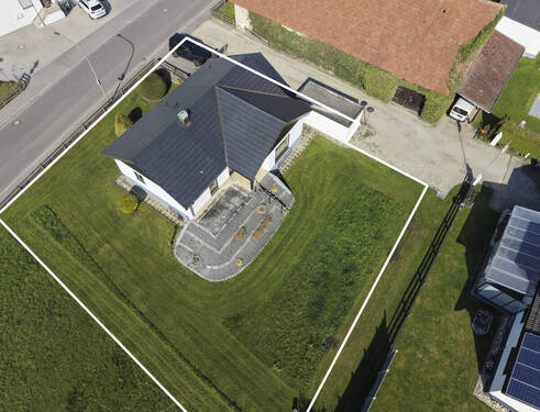 Luftaufnahme mit Grundstücksgrenzen - 3 Zimmer Bungalow zum Kaufen in Altdorf