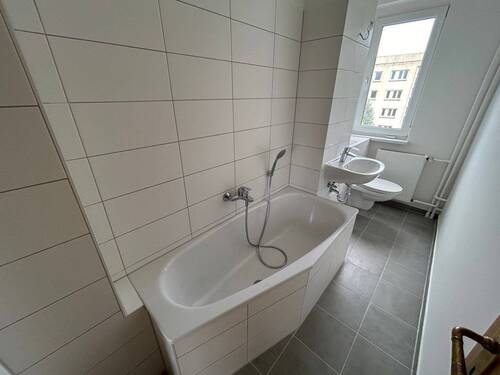 Badezimmer - Moderne 2-Zimmer-Wohnug mit Balkon sucht Sie!