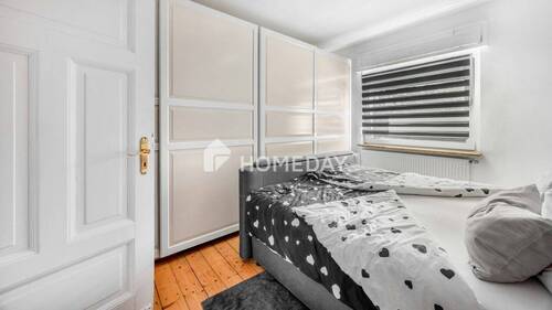1. OG Schlafzimmer 1 - 