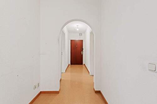 Flur mit Wohnungseingangstür - 