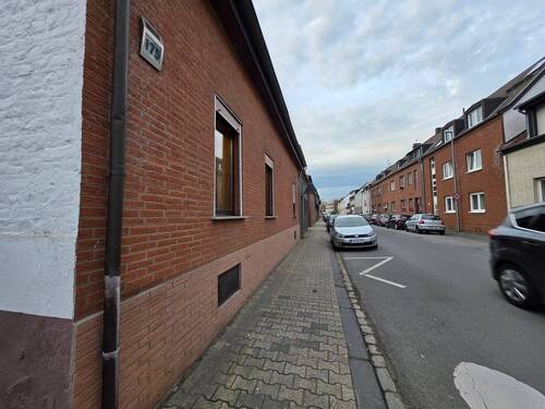 Straße - 7 Zimmer Doppelhaushälfte zum Kaufen in Krefeld