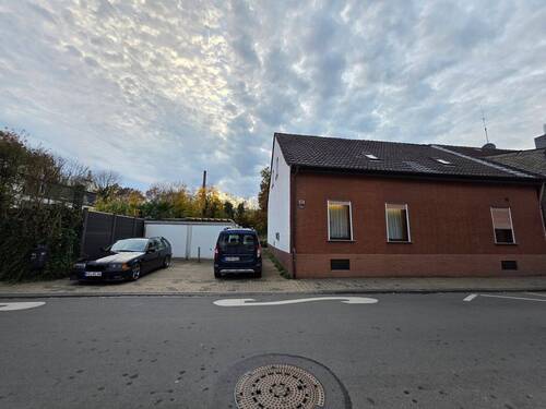 Hausansicht Straße - 7 Zimmer Doppelhaushälfte in Krefeld