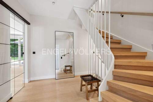 Treppenaufgang und Eingangsbereich - 