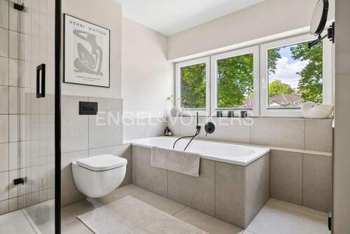 Modernes Vollbad im Obergeschoss - 