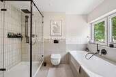 Neuwertiges Bad mit Dusche und Badewanne - 