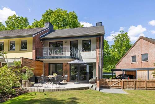 Rückwärtige Ansicht mit Carport - 4 Zimmer Reihenendhaus in Großhansdorf