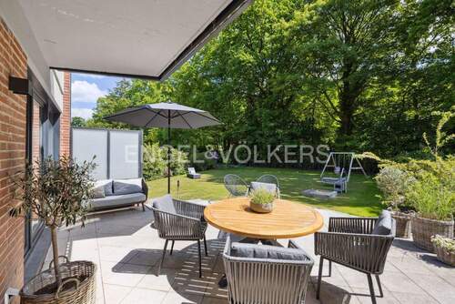 Sonnenterrasse mit Blick in den Garten - 