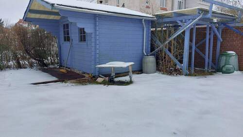 Schuppen mit Holzlagerplatz - 