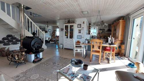 offener Wohnbereich mit Kamin - 