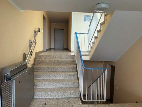 Treppenhaus mit Treppenlift - 2 Zimmer Etagenwohnung in Wiesbaden