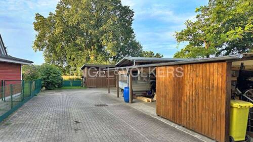 Einfahrt mit Stellplätzen - 