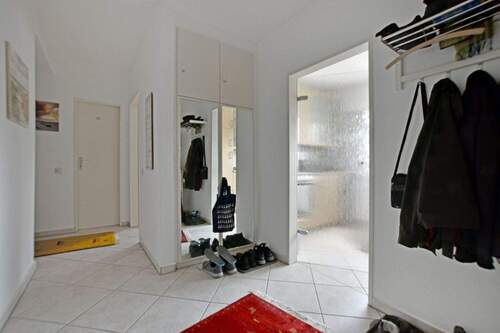 Flur (2) - Etagenwohnung mit 86,80 m&sup2; in Kassel zum Kaufen